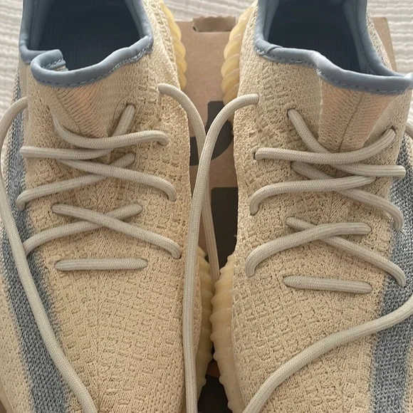 Yeezy Boost 350 V2 - Picture 4 of 7